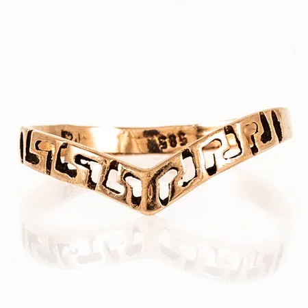 Ring med genombrutet meandermönster stl:17 bredd 2-3mm, ojämnheter, 14K 1,1g. 