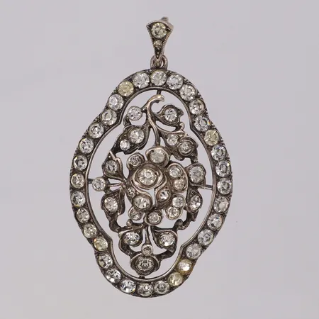 Hänge med vita stenar, nagg, längd 48mm, importstämplat 830/1000 silver Vikt: 10,9 g