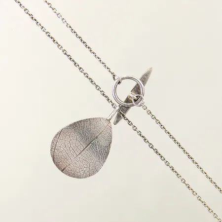 Kedja med hänge "Leaf" Drakenberg Sjölin längd 45,5cm bredd 1,5-18mm silver 925/1000 Vikt: 6,7 g