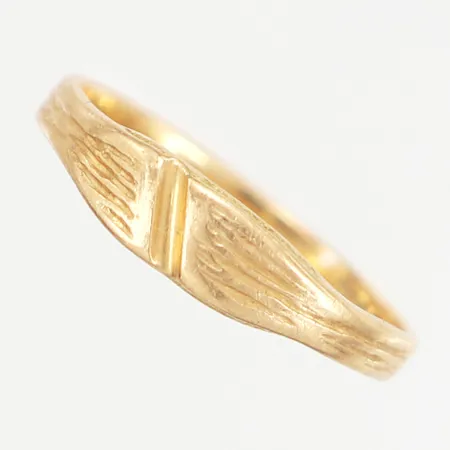 Ring med mönster stl:17 bredd: 2,5-4mm, 18K Vikt: 2,2 g