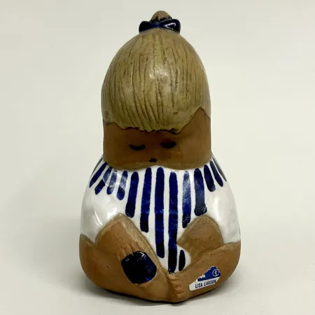 Figurin Johanna ur serien Larsons ungar, design Lisa Larson (1931-2024), etikettmärkt Gustavsberg, höjd 15cm, delvis glaserat stengods