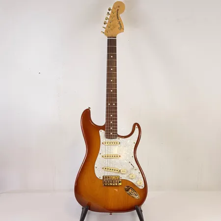 Elgitarr Fender Stratocaster American Performewr färg Honey Burst 2022, mjukt fodral. Skickas med Bussgods eller PostNord