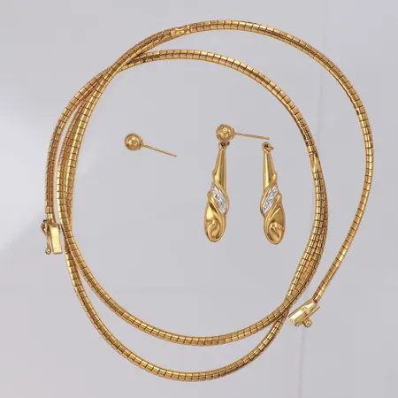 Collier, Ett par örhängen, defekt, 18K Vikt: 22,3 g