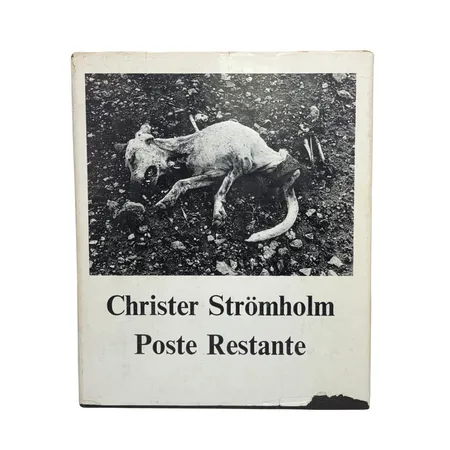Fotobok "Poste Restante" Christer Strömholm, 1:a upplagan 1967, P. A.Norstedt & Söners Förlag Stockholm, förlagets klotband med försilvrad text på rygg och främre pärm, omslag, komplett 20 sid. text + 95 sid. svart/vita fotoreproduktioner, band och inlaga i mycket gott skick, omslag med smärre hanteringsmärken (små revor, mindre pappersbortfall i nedre kant)