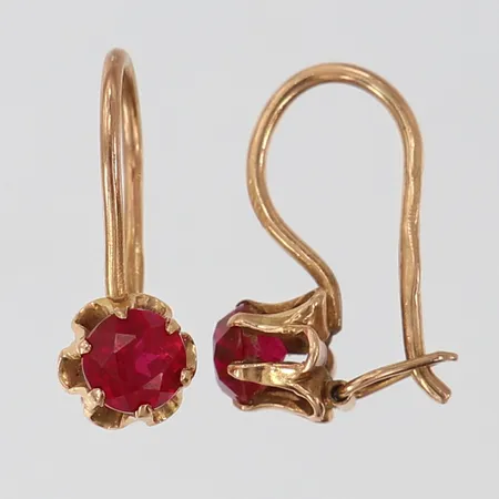 Ett par örhängen med syntetiska rubiner Ø6,5mm skeva, svaga lås, 14K.  Vikt: 1,9 g