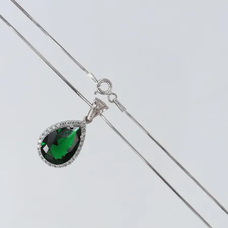 Collier med hänge samt gröna och vita stenar längd 50cm bredd 0,8-12,5mm Silver 925/1000.  Vikt: 5,1 g