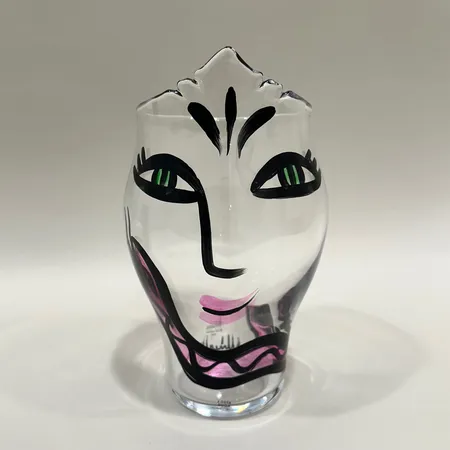 Vas Open Minds Ulrica Hydman-Vallien för Kosta Boda signerad numrerad:7041622 etikettmärkt höjd ca 23 cm, glas, mindre tillverkningsfel Skickas med postpaket.