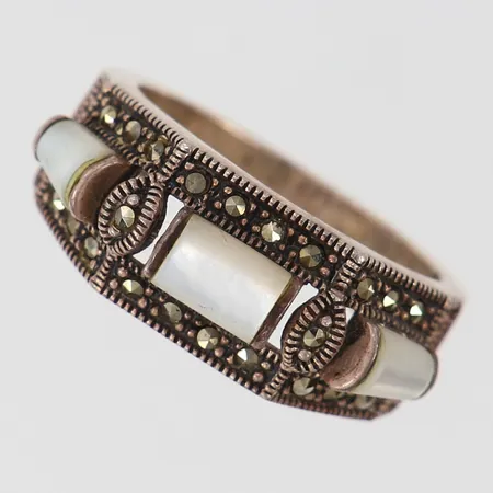 Ring med markastier och stenar stl:17¾ bredd4-8,5mm Silver 925/1000.  Vikt: 5,8 g