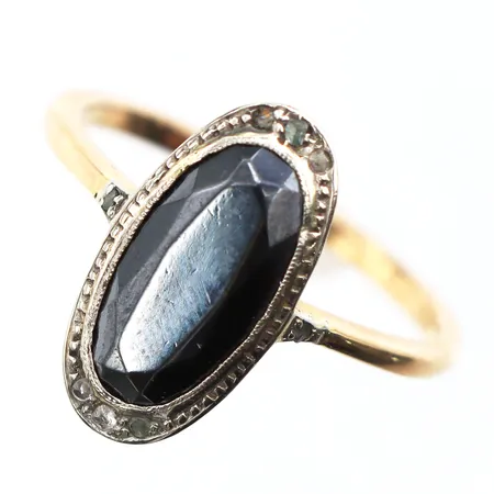 Ring med hematitsten,storlek 18 ½ mm,bredd 1.6-16.6 mm,18k. Vikt: 3,5 g