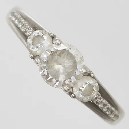 Ring med vita stenar stl:18, bredd 1-6mm, 925/1000 silver Vikt: 2,6g Vikt: 2,6 g