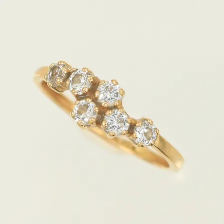 Ring med vita stenar stl 18½, bredd 1,5-6,5mm, 18K, 1,1g bruttovikt