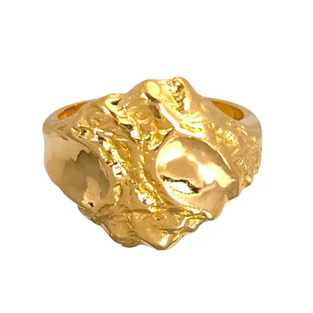 Ring, 18K guld, delvis strukturmönstrad modell, Guldsmed Sonny Carlberg (GSC), stl:16½ mm, bredd 4,3 - 14 mm Vikt: 10,6 g