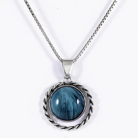 Hänge med blå slaggsten bredd 20mm längd 27,5mm, kedja Venezia 40,5cm medföljer, silver 830/1000 6,4g. 