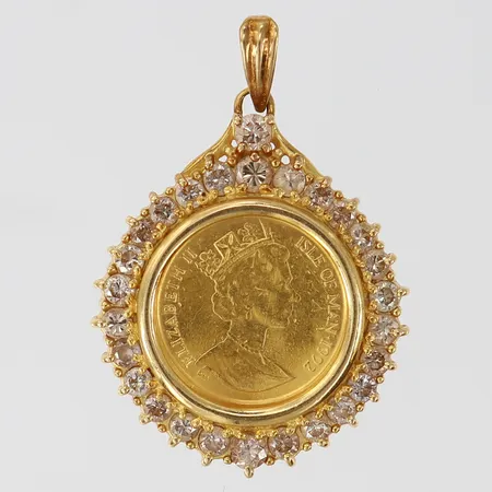 Hänge med mynt 1/25 Crown - Elizabeth II Isle Of Man 1992 999/1000 24K med diamanter 28 x 0,03ct totalt ca 0,84ctv, fattning i 21K.  Vikt: 5,1 g