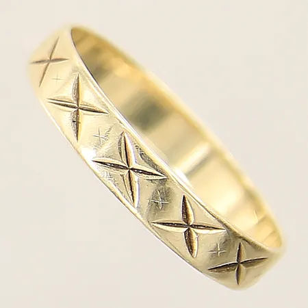 Ring med dekor stl:20 bredd 3,9mm 14K  Vikt: 2,5 g