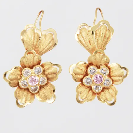Ett par örhängen med färgade stenar längd: ca 4cm bredd: ca 1-23mm 18K  Vikt: 9 g