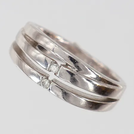 Ring med vita stenar stl:17 bredd 4-7,5mm GHA Silver 925/1000.  Vikt: 5 g