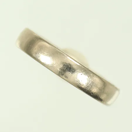 Ring vitguld stl 19 bredd 4mm, graverad, 18K 5g Vikt: 5 g