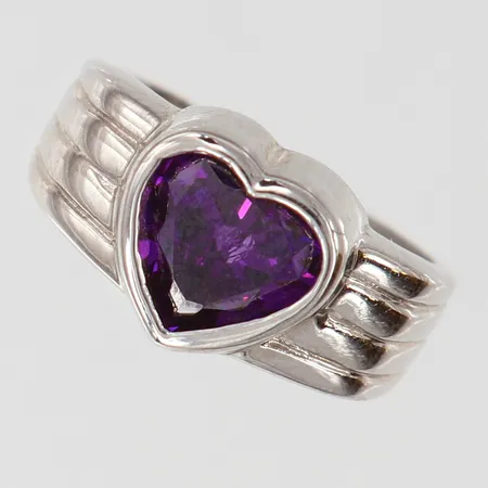 Ring med hjärtformad lila sten stl:17¼ bredd 3,7-10,5mm sten sitter löst Silver 925/1000.  Vikt: 5,1 g