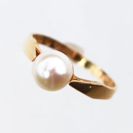 Ring med pärla Heribert Engelbert design Stigbert,storlek 16 mm,bredd 1.6-6.6 mm,18k. Vikt: 2 g