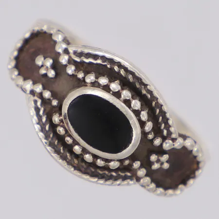 Ring med svart sten stl:16½ bredd 10,6mm, skev 925/1000 silver Vikt: 2,7 g