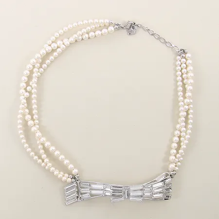 Collier med imitationspärlor kristaller och vita stenar Swarovski längd 38-43cm bredd 11,5-22mm treradigt vit metall etui