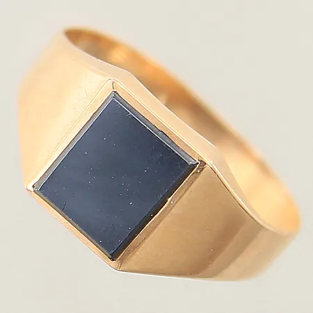 Ring med hematit stl 18 bredd 3-10mm något skev skena 18K  Vikt: 3,4 g