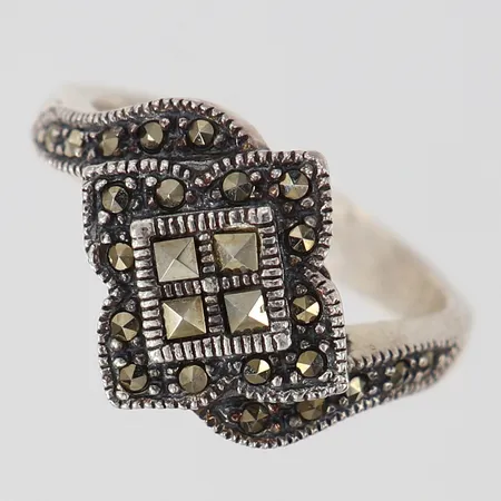 Ring med markasiter stl:18 bredd 3,5-14mm Silver 925/1000.  Vikt: 6,5 g