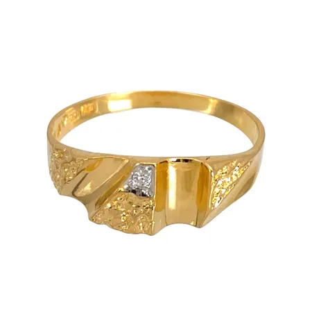 Ring, 18K guld, delvis strukturmönstrad modell, Diamant 0,01ct, BEH Bengt Hallberg Guldsmeds AB, svensk kontrollstämpel, stl:17½ mm, bredd 1,8-6 mm, fint skick Vikt: 2,2 g