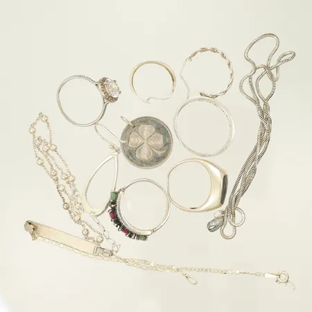 Halskedja, tre udda örhängen, fyra ringar, ett armband, en fotlänk, ett hänge, samtligt slitet, defekt, personlig gravyr, Silver 830-925/1000, 38,6g Vikt: 38,6 g