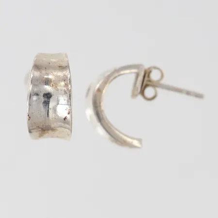 Ett par örhängen 5,7x7mm Silver 830/1000. Vikt: 3 g