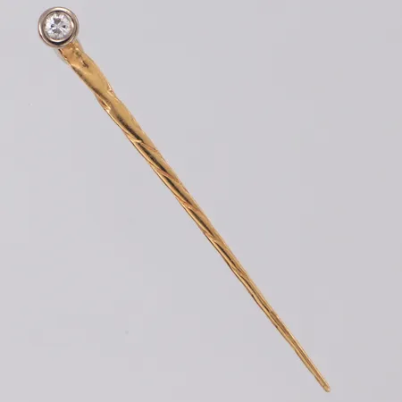  Nål med briljantslipad diamant 1xca 0,04ct längd 39,2mm bredd 3,4mm fattning i vitguld, ostämplad 18K Vikt: 0,8 g