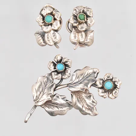 Örhängen med turkosfärgade stenar 15x12mm clipslås, brosch med turkosfärgade stenar 42x30mm  830/1000 silver Vikt: 8,6 g