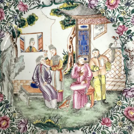 Två fat Kanton Kina 1800-tal Ø23cm, figurativ polykrom dekor, flera lagningar, sprickor, porslin Skickas med postpaket.