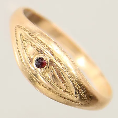 Ring med röd sten stl:19¼ bredd 2,3mm 18K  Vikt: 4 g