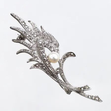Brosch med pärla och markasiter,längd ca 6 cm,silver 830/1000. Vikt: 6,7 g