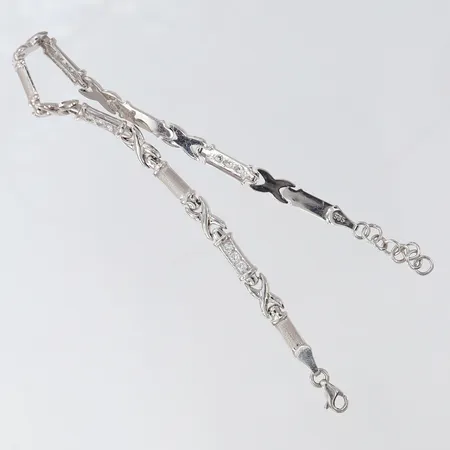 Armband med vita stenar längd 19-21cm, bredd 3,6-5,1mmvitguld 14K   Vikt: 6,2 g