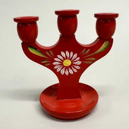 Trearmad ljusstake i bemålat trä, höjd ca 11cm, bredd ca 10cm, stearinrester