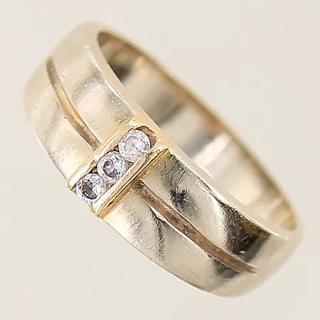 Ring med vita stenar stl:18 bredd 4-7mm, vitguld, fattning i gulguld, repig skena, behov av omrodiering 18K  Vikt: 5,8 g