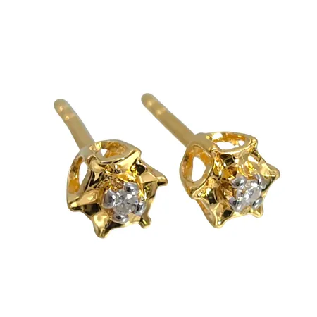 Diamantörhängen, 18K guld, Diamanter 2 x 0,007ct, örhängenas bredd 4 mm, ploppar saknas, fint skick Vikt: 0,5 g