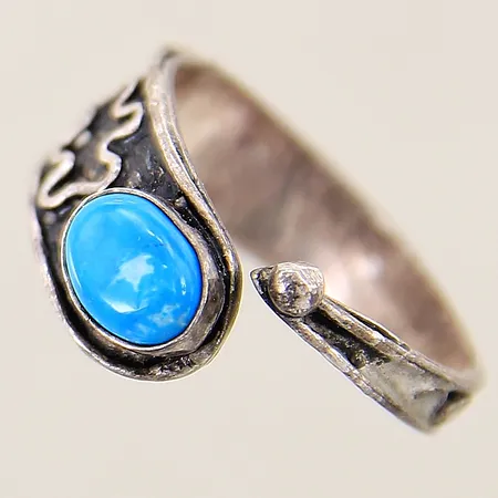 Ring med blå sten stl:19¼ bredd 2,2-9mm skev skena silver 925/1000 Vikt: 3,5 g
