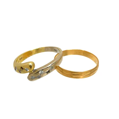 Ringar, två st, 14K guld - 3,2g, 18K guld - 1,4g, några stenar saknas, gravyrer