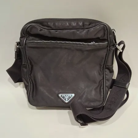 Väska Prada Re-Nylon shoulder bag mått ca 22x20x6cm, läder med slitage samt bortfall, nylon med repor samt fläckar, axelband med fläckar, inga tillbehör