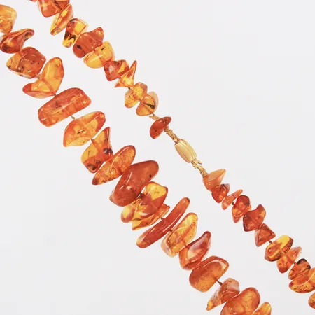 Collier med bärnsten lås i 18K guld längd: ca 78cm bruttovikt: 55,5g Vikt: 0 g