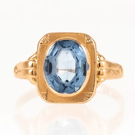 Ring med ljusblå sten stl:17¾ bredd 2-12,5mm, repig sten, vass under fattning, 18K 2,8g. 
