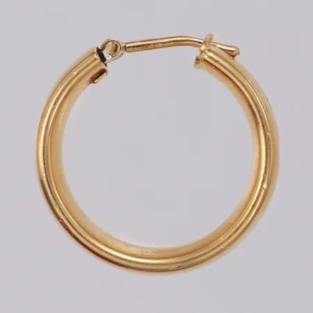 Udda örhänge, längd 18mm, bredd 5,6mm, 18K Vikt: 2,6 g