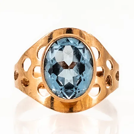 Ring med ljusblå sten stl:16½ bredd 2,5-13mm, bucklig skena, 18K 2,0g. 