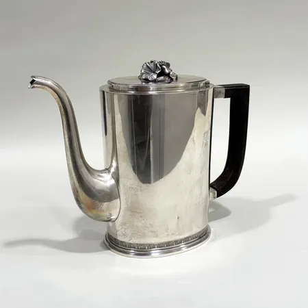 Kaffekanna med blomdekor Erik Råström år 1947 höjd 18cm handtag i svärtat trä förgylld insida silver 830/1000 Vikt: 780,6 g