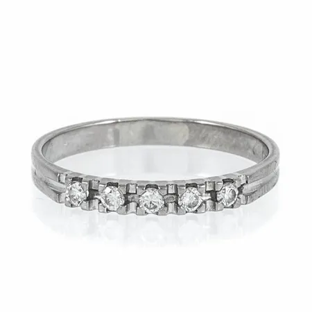 Ring Schalins med 5 x 0,03ct briljantslipade diamanter stl:18 bredd 2,3-2,5mm vitguld 18K 2,1g.