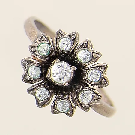 Ring blomma med vita stenar stl:17½ bredd 1,5-12,6mm silver 925/1000 Vikt: 2,4 g